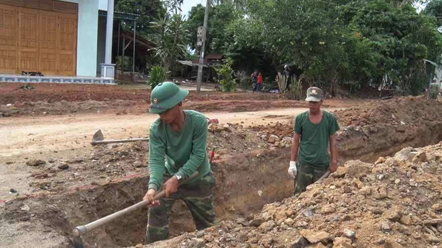  Lực lượng vũ trang trên địa bàn thị xã giúp địa phương đào mương thoát nước. Ảnh: T.H