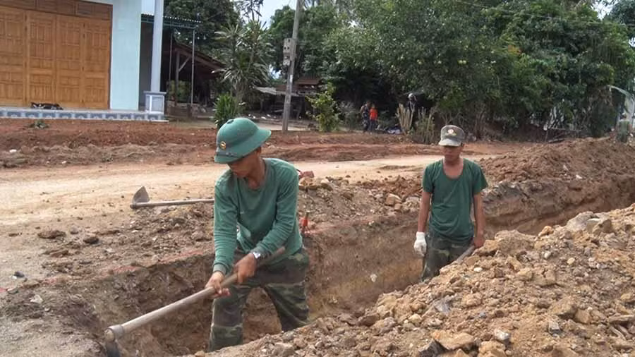  Lực lượng vũ trang trên địa bàn thị xã giúp địa phương đào mương thoát nước. Ảnh: T.H