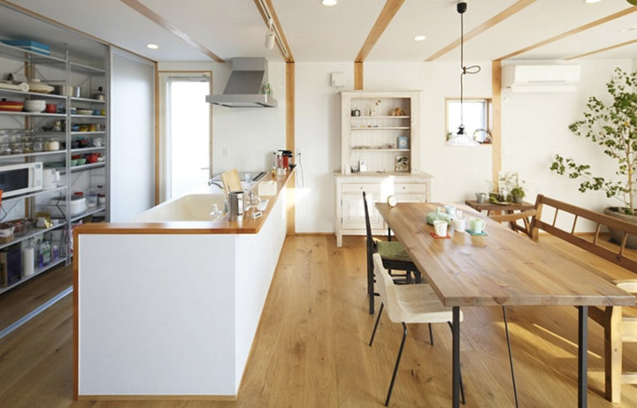 Một chiếc cửa nhỏ thông thẳng với nhà bếp cho phép mọi người có thể vào nhà từ lối sau. Một chiếc cửa nhỏ thông thẳng với nhà bếp cho phép mọi người có thể vào nhà từ lối sau.