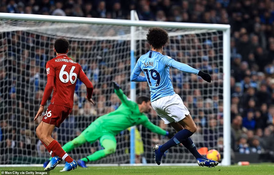 Sane dứt điểm chuẩn xác, ấn định chiến thắng cho Man City. (Ảnh: Getty Images)