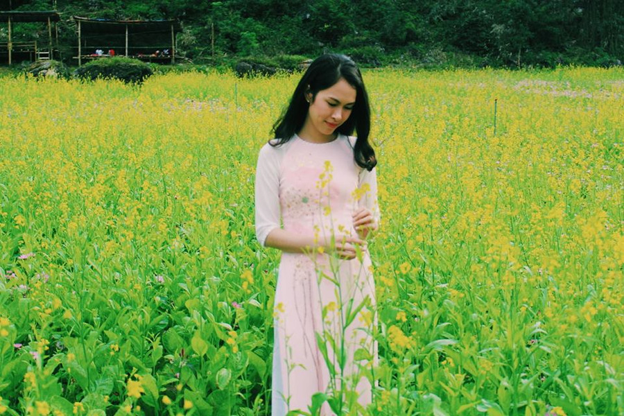 Hay duyên dáng trong tà áo dài. Hay duyên dáng trong tà áo dài.