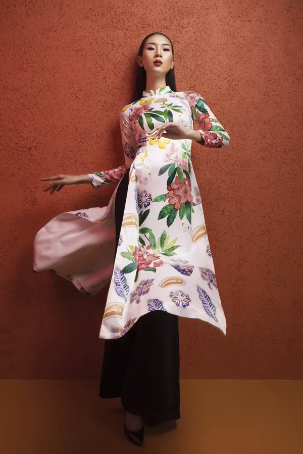 Bên cạnh hoạ tiết về Hà Nội, bình sứ của văn hoá phương Đông, NTK Hà Linh Thư còn mang cả hoa cỏ mùa xuân vào bộ sưu tập mới.