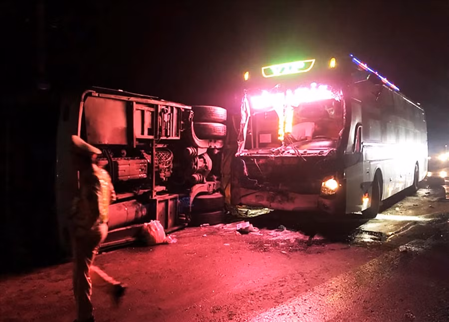  Vụ tai nạn khiến 13 người bị thương phải cấp cứu tại Bệnh viện Đa khoa tỉnh Bình Định.