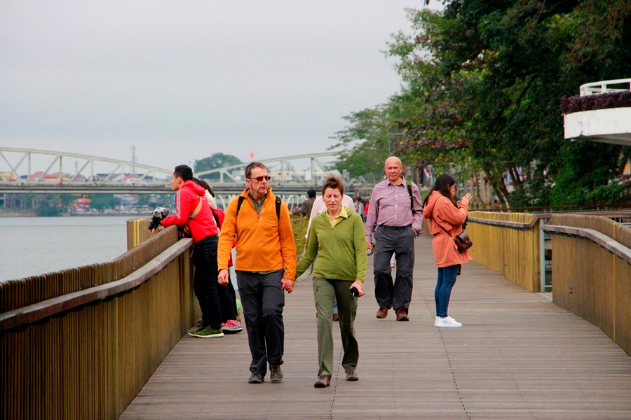 Nhiều du khách nước ngoài cũng tìm đến cầu đi bộ lót sàn gỗ lim tham quan, thưởng ngoạn dòng sông Hương về chiều.