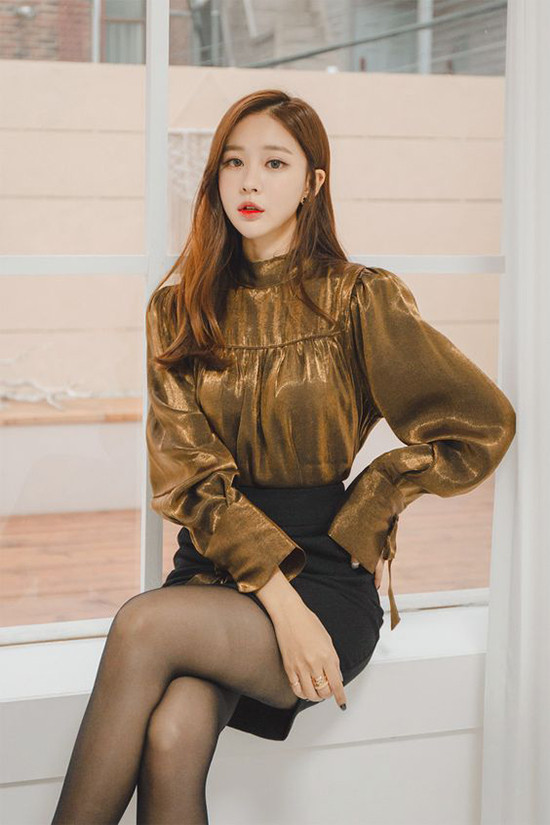  Xu hướng metalic đang khuấy đảo mùa mốt mới, vì thế chẳng có lý do gì mà không chọn ngay một mẫu blouse hợp dáng hay chân váy ánh kim tôn đường cong.