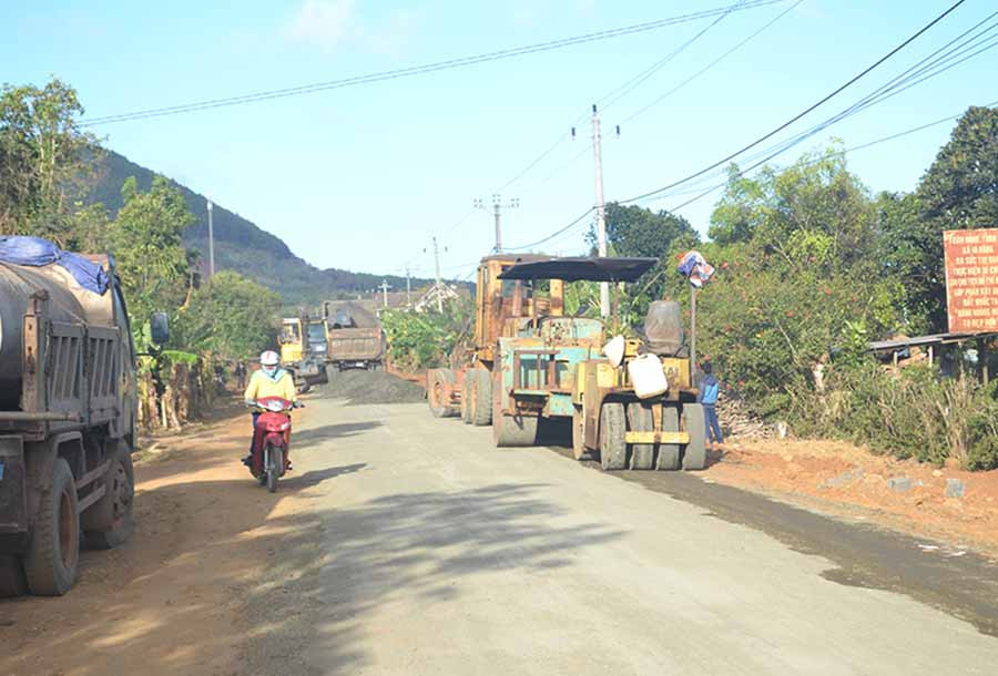  Thi công sửa chữa, mở rộng mặt đường liên xã tại xã Ia Băng, huyện Đak Đoa. Ảnh: H.C
