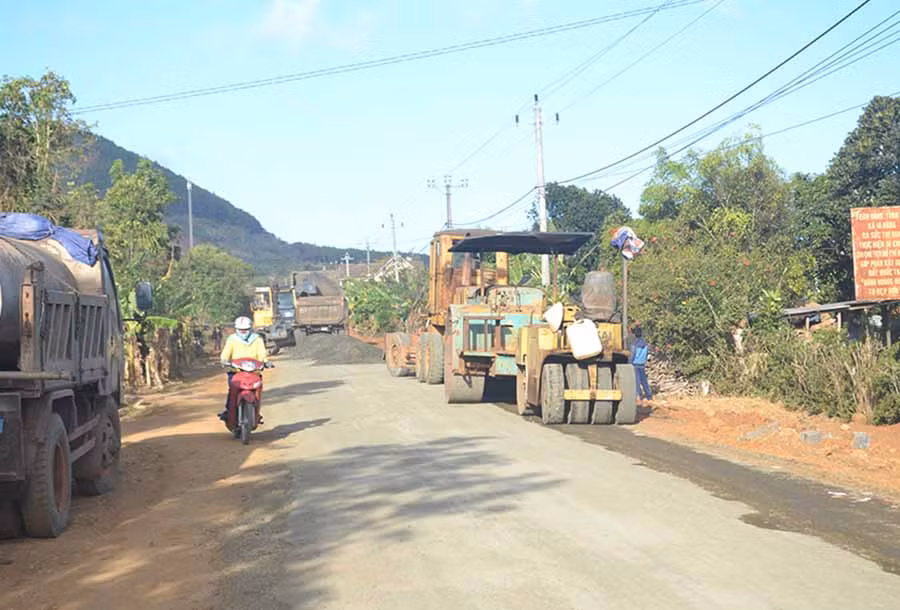  Thi công sửa chữa, mở rộng mặt đường liên xã tại xã Ia Băng, huyện Đak Đoa. Ảnh: H.C