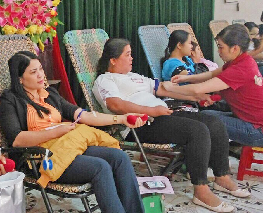  Đông đảo cán bộ, công chức, viên chức huyện Mang Yang tham gia hiến máu tình nguyện. Ảnh: Hồng Ngọc