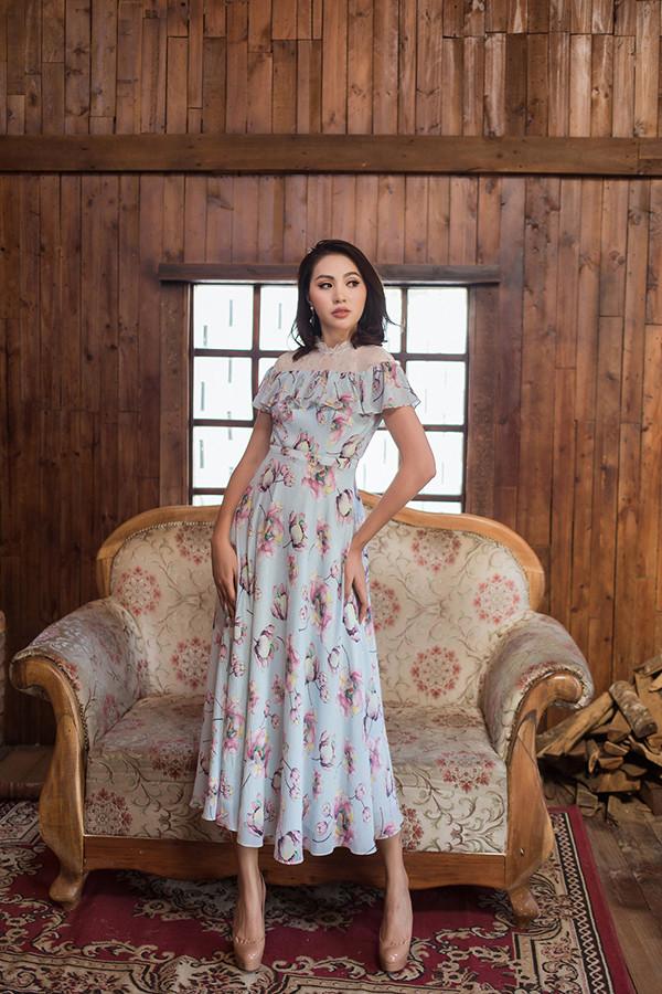 Ngoài việc lăng xê các kiểu hoa nhí sắc màu trang nhã, Nguyễn Trường Duy còn giới thiệu các kiểu đầm xoè in hoạ tiết cánh hoa nhiều sắc màu.