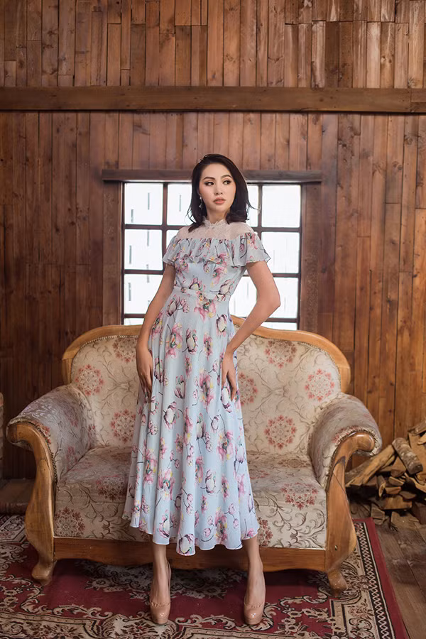 Ngoài việc lăng xê các kiểu hoa nhí sắc màu trang nhã, Nguyễn Trường Duy còn giới thiệu các kiểu đầm xoè in hoạ tiết cánh hoa nhiều sắc màu.