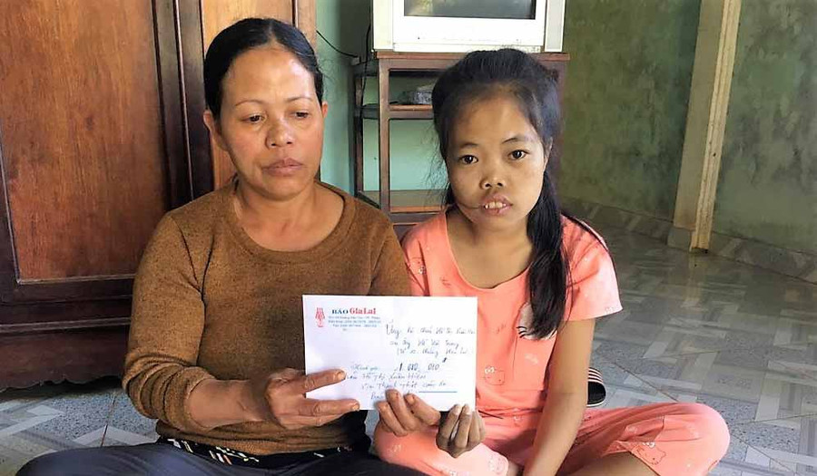 Báo Gia Lai hỗ trợ cho cháu Hiền bị ung thư máu. Ảnh: Đinh Yến
