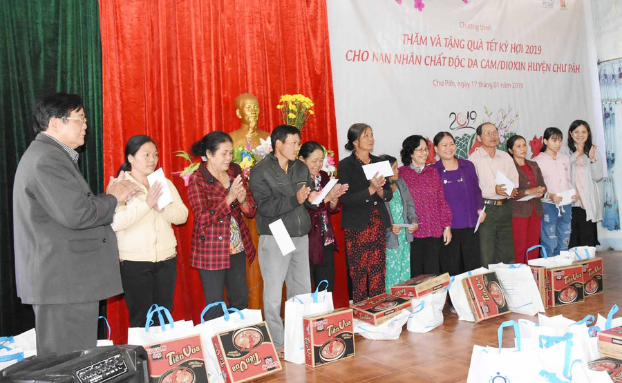 Trao quà cho các gia đình nạn nhân. Ảnh: Hà Phương Trao quà cho các gia đình nạn nhân. Ảnh: Hà Phương