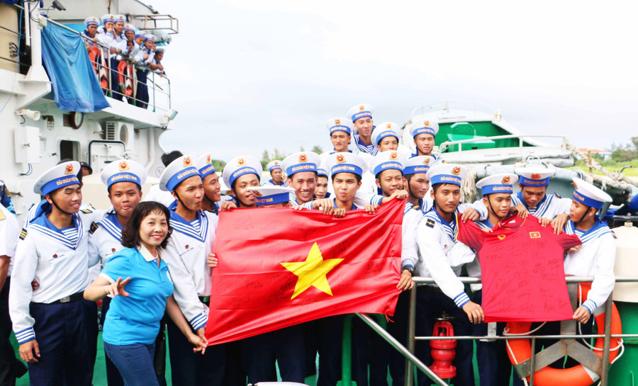 Áo thi đấu và lá cờ của đội tuyền bóng đá Việt Nam vô địch AFF cúp 2018 gửi tặng Trường Sa. Ảnh: Quang Tấn