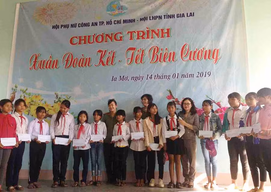  Tặng học bổng cho trẻ em nghèo. Ảnh: Hoàng Ngọc