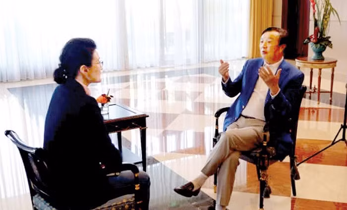 Chủ tịch tập đoàn Huawei Nhậm Chính Phi trả lời phỏng vấn trên CCTV