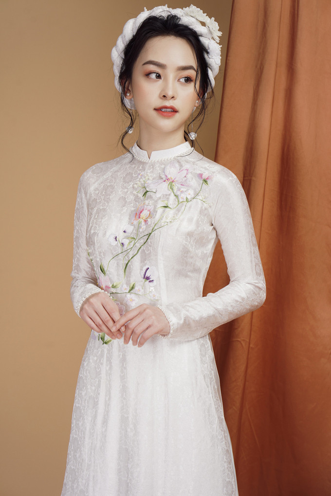 Áo dài trắng tinh khôi là lựa chọn tiếp theo dành cho bạn gái trong dịp hỷ sự. Họa tiết thêu được chạy chéo từ cầu vai đến eo tạo nét duyên dáng cho cô dâu mới. Áo dài trắng tinh khôi là lựa chọn tiếp theo dành cho bạn gái trong dịp hỷ sự. Họa tiết thêu được chạy chéo từ cầu vai đến eo tạo nét duyên dáng cho cô dâu mới.