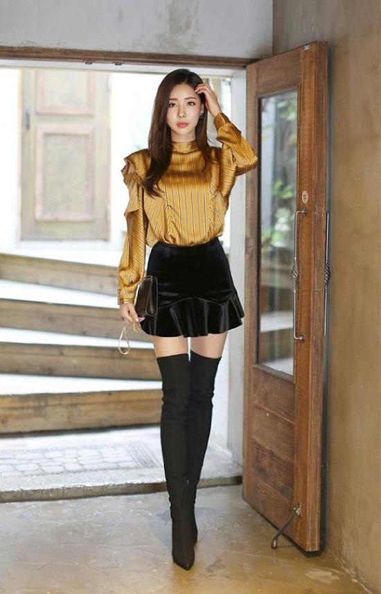 Tiệc cuối năm của các công ty thường được tổ chức ở không gian sang trọng và ấm cúng. Chính vì thế trang phục hiện đại và khoe khéo hình thể là lựa chọn hàng đầu.