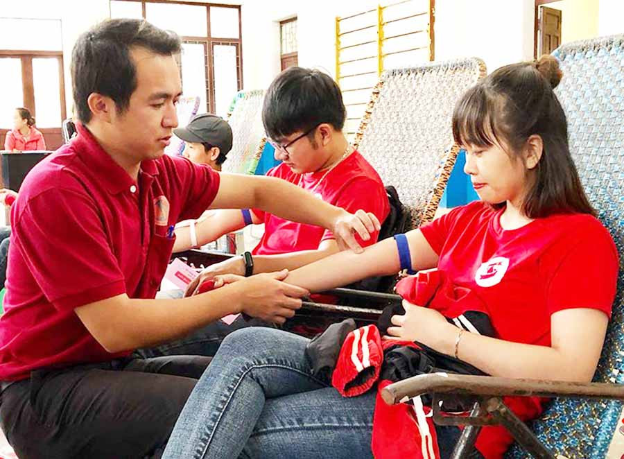 Sinh viên Trường Đại học Nông lâm TP. Hồ Chí Minh-Phân hiệu Gia Lai tham gia hiến máu tình nguyện. Ảnh: T.B