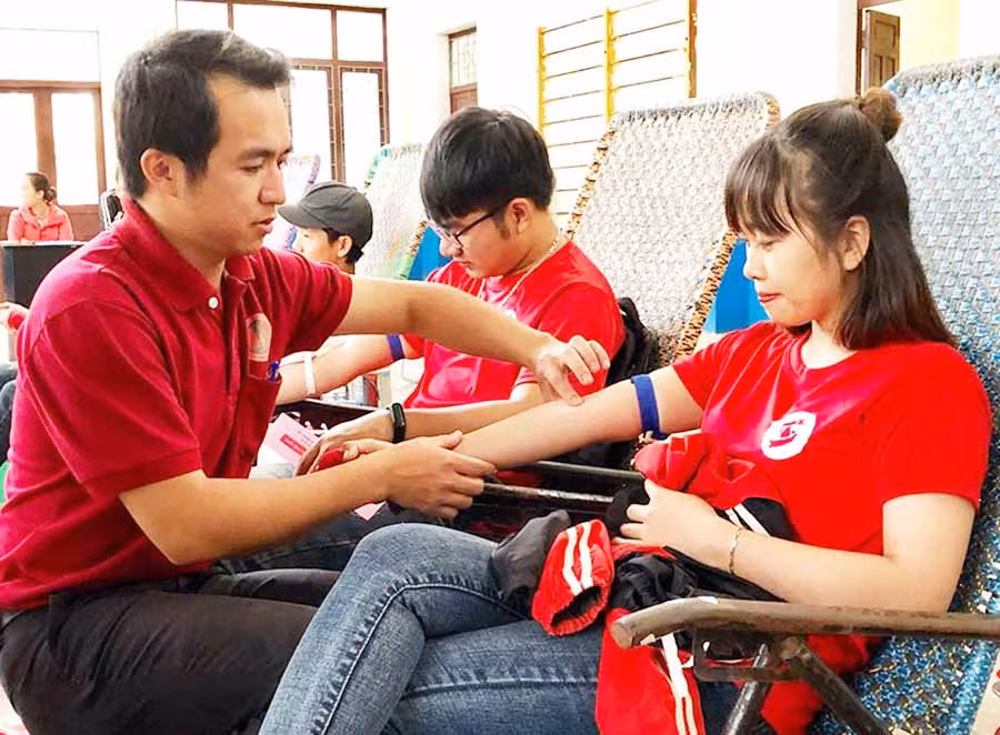 Sinh viên Trường Đại học Nông lâm TP. Hồ Chí Minh-Phân hiệu Gia Lai tham gia hiến máu tình nguyện. Ảnh: T.B