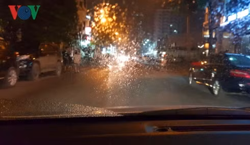  Cách nhanh nhất để hết mờ kính là bật sưởi kính hoặc nếu không có sưởi kính thì bật điều hòa, gió to và chọn chế độ hết gió lên kính.