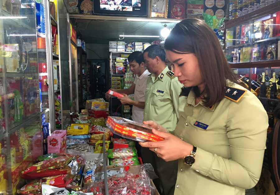  Lực lượng Quản lý Thị trường kiểm tra hàng hóa ở các cửa hàng trên địa bàn TP. Pleiku dịp Tết. Ảnh: L.L