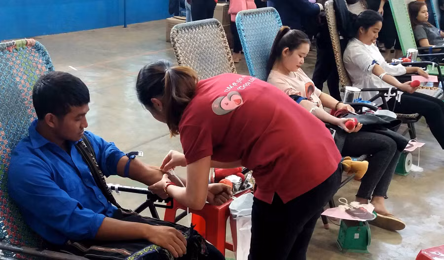 Gần 200 cán bộ, sinh viên Trường Cao đẳng Sư phạm Gia Lai tham gia hiến máu tình nguyện. Ảnh: Như Nguyện