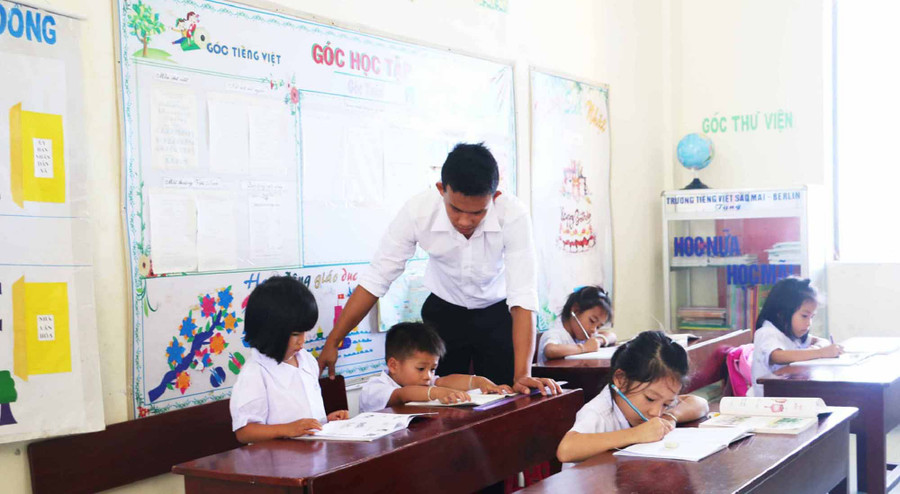 Điều kiện học tập của các em học sinh nơi đây còn nhiều khó khăn. Ảnh: Quang Tấn