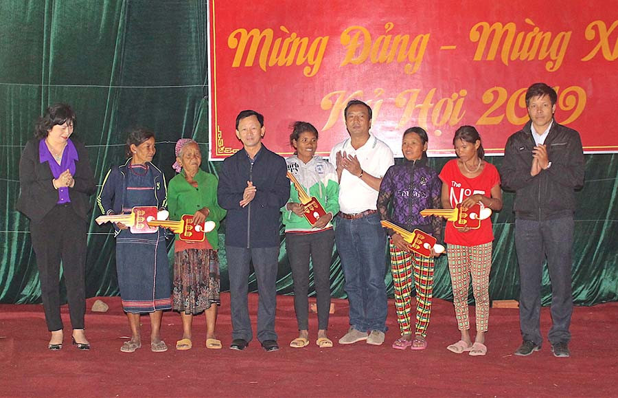 Bí thư Tỉnh ủy Dương Văn Trang (thứ 4 từ trái sang) trao chìa khóa nhà tình nghĩa cho các hộ khó khăn về nhà ở của làng Hek. Ảnh: Tấn Thi