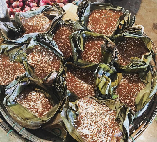 Bánh tổ: Hương vị dân dã của món bánh truyền thống người miền Trung luôn dùng mỗi dịp tết xuân là vị gừng cay cay, dẻo dẻo từ gạo nếp và đường mật, vừng. Món bánh không hề ngấy này trở thành món tráng miệng hoàn hảo của người miền Trung. Mỗi chiếc bánh tổ được hấp trong khuôn lá chuối có thể để được một tuần. Ảnh: Tran.hannah.