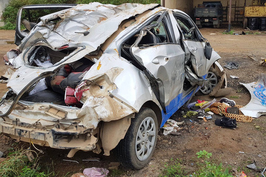  Sau khi xảy ra tai nạn xe taxi bẹp dúm.