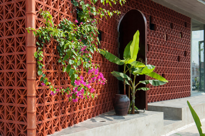 Lớp thứ hai là hệ cây xanh, giúp tăng khả năng riêng tư của ngôi nhà, đồng thời làm dịu hơn nguồn ánh sáng từ bên ngoài chiếu vào nhà. Lớp thứ hai là hệ cây xanh, giúp tăng khả năng riêng tư của ngôi nhà, đồng thời làm dịu hơn nguồn ánh sáng từ bên ngoài chiếu vào nhà.