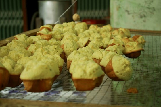 Bánh có màu vàng đẹp mắt, thơm ngon. Bánh có màu vàng đẹp mắt, thơm ngon.