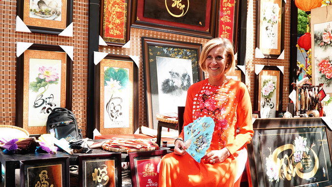  Bà Sophie đến từ Bỉ cho biết, bà rất phấn khích khi được diện trang phục truyền thống của người Việt Nam xuống phố. 