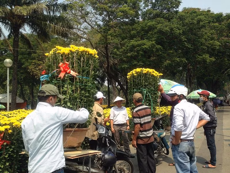 Đội ngũ chuyên nhận chở hoa tết đã có mặt từ sớm để phục vụ khách hàng