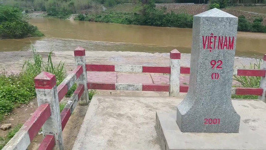  Cột mốc số 92 tại ngã ba Lũng Pô, nơi con sông Hồng chảy vào đất Việt