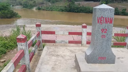  Cột mốc số 92 tại ngã ba Lũng Pô, nơi con sông Hồng chảy vào đất Việt