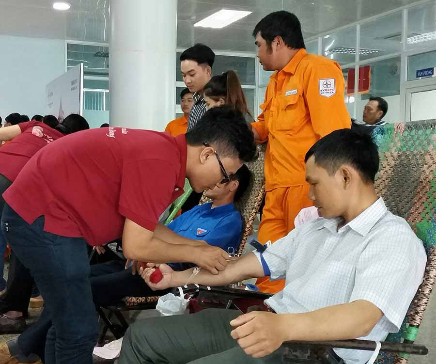  Nhân viên Công ty Điện lực Gia Lai tham gia hiến máu tình nguyện. Ảnh: N.N