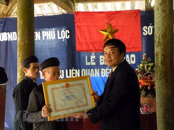  Sở Văn hóa và Thể thao tỉnh Thừa Thiên-Huế bàn giao châu bản thời Nguyễn liên quan đến chủ quyền Hoàng Sa của Việt Nam cho Bộ Ngoại giao. (Ảnh: Quốc Việt/Vietnam+)