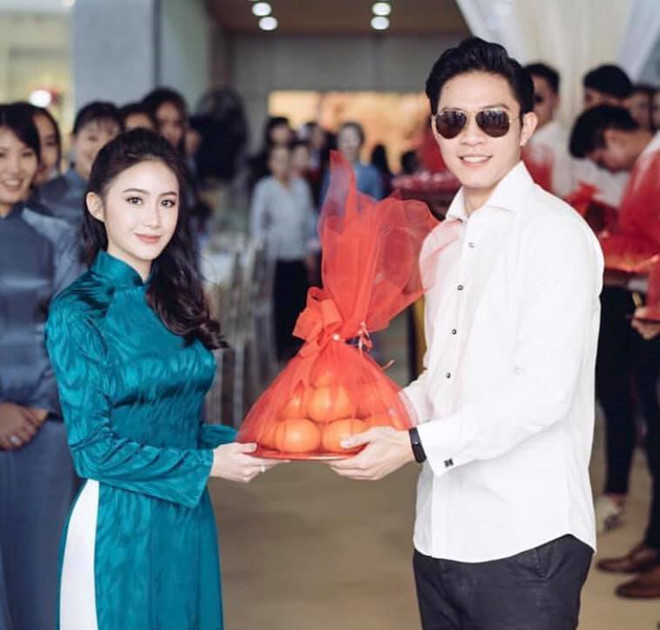 Cặp đôi xuất hiện trong nghi lễ ăn hỏi mang đậm văn hóa Việt Nam. Đây là đám hỏi của chị gái Phoiphailin.