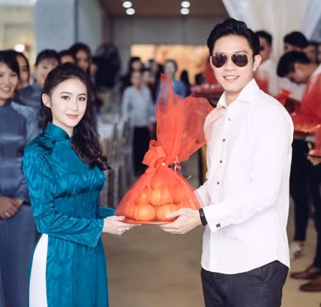 Cặp đôi xuất hiện trong nghi lễ ăn hỏi mang đậm văn hóa Việt Nam. Đây là đám hỏi của chị gái Phoiphailin.