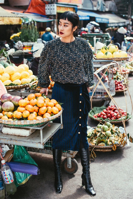 Nét cổ điển pha chút hiện đại toát lên từ chiếc đầm nhung cổ V mềm rũ duyên dáng, áo blouse kiểu cách ấn tượng cho tới chi tiết thắt lưng mang hơi hướng menswear. Các chất liệu đặc trưng cho kỳ nghỉ lễ như nhung pha len, nhung tăm, cùng các chi tiết bèo nhún, tay phồng bằng ren được chắp ghép mềm mại trên tổng thể bộ trang phục, cho thấy sự tìm tòi của người thiết kế. Nét cổ điển pha chút hiện đại toát lên từ chiếc đầm nhung cổ V mềm rũ duyên dáng, áo blouse kiểu cách ấn tượng cho tới chi tiết thắt lưng mang hơi hướng menswear. Các chất liệu đặc trưng cho kỳ nghỉ lễ như nhung pha len, nhung tăm, cùng các chi tiết bèo nhún, tay phồng bằng ren được chắp ghép mềm mại trên tổng thể bộ trang phục, cho thấy sự tìm tòi của người thiết kế.