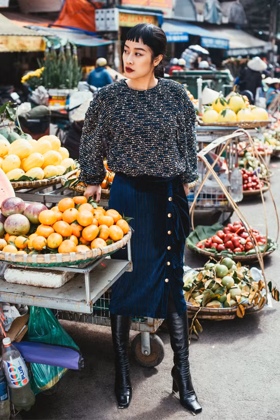 Nét cổ điển pha chút hiện đại toát lên từ chiếc đầm nhung cổ V mềm rũ duyên dáng, áo blouse kiểu cách ấn tượng cho tới chi tiết thắt lưng mang hơi hướng menswear. Các chất liệu đặc trưng cho kỳ nghỉ lễ như nhung pha len, nhung tăm, cùng các chi tiết bèo nhún, tay phồng bằng ren được chắp ghép mềm mại trên tổng thể bộ trang phục, cho thấy sự tìm tòi của người thiết kế.