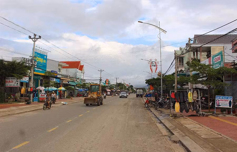  Vỉa hè đường Nguyễn Huệ (đoạn trước Chợ huyện Kông Chro đến cầu Yang Trung) là khu vực thường xuyên bị người dân lấn chiếm để kinh doanh. Ảnh: Hồng Thi