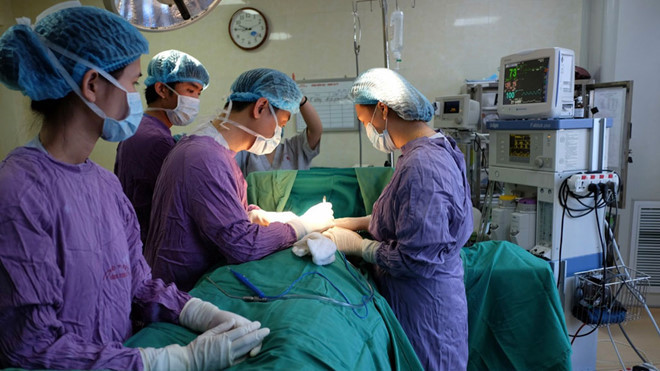 Các bác sĩ phẫu thuật rất khó khăn để lấy ra các hạt silicon nhỏ