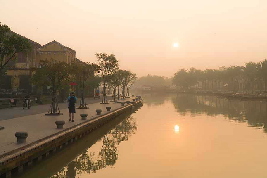 Phố cổ Hội An quyến rũ trong sương sớm. Ảnh: Đỗ Vũ