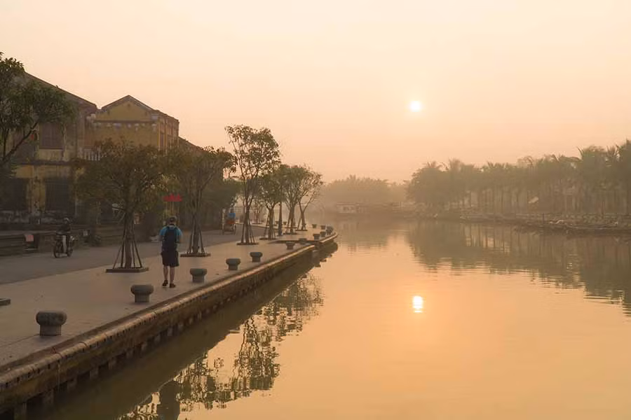  Phố cổ Hội An quyến rũ trong sương sớm. Ảnh: Đỗ Vũ