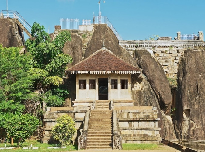  Khám phá thành phố Anuradhapura giàu lịch sử và văn hóa. Anuradhapura là thủ đô đầu tiên của Sri Lanka và được UNESCO công nhận. Những du khách quan tâm đến lịch sử tôn giáo sẽ không muốn bỏ qua thành phố cổ đại này. Ảnh: Shutterstock.com