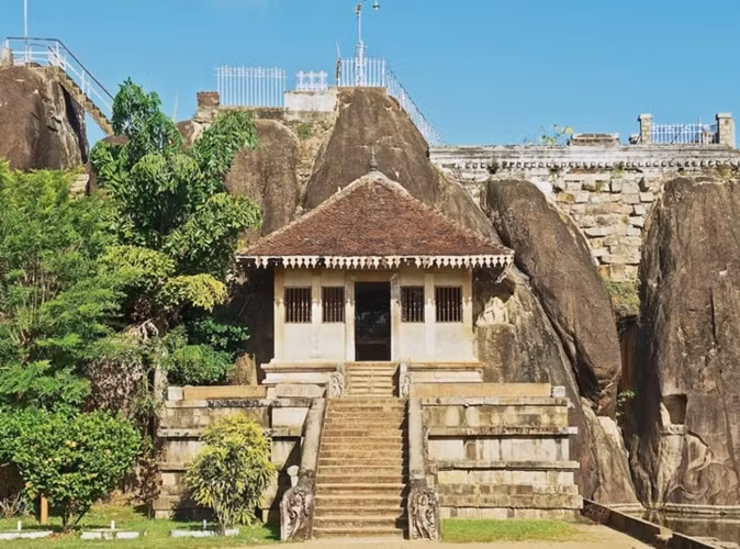  Khám phá thành phố Anuradhapura giàu lịch sử và văn hóa. Anuradhapura là thủ đô đầu tiên của Sri Lanka và được UNESCO công nhận. Những du khách quan tâm đến lịch sử tôn giáo sẽ không muốn bỏ qua thành phố cổ đại này. Ảnh: Shutterstock.com