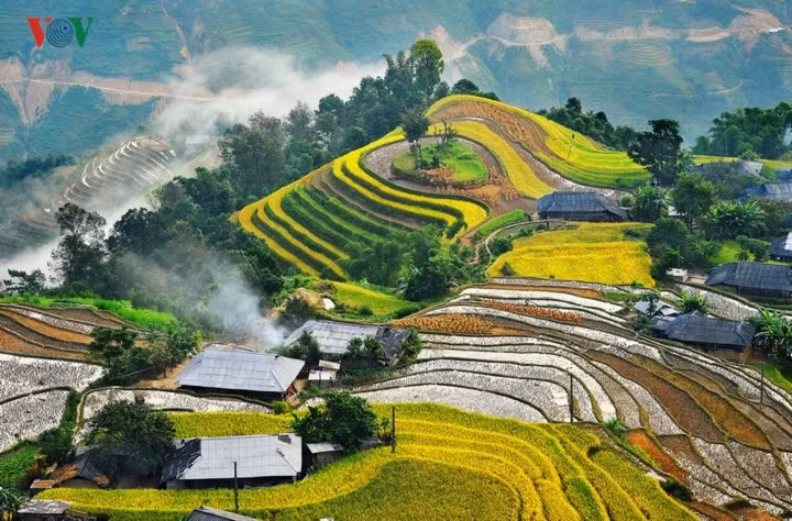  Hà Giang nằm ở cực Bắc của Việt Nam, có nhiều ngọn núi đá cao và sông suối. Nằm trong vùng khí hậu cận nhiệt đới ẩm nhưng do địa hình cao nên khí hậu Hà Giang mang nhiều sắc thái ôn đới, có nhiều khu rừng nguyên sinh và nhiều loại động thực vật quý hiếm.