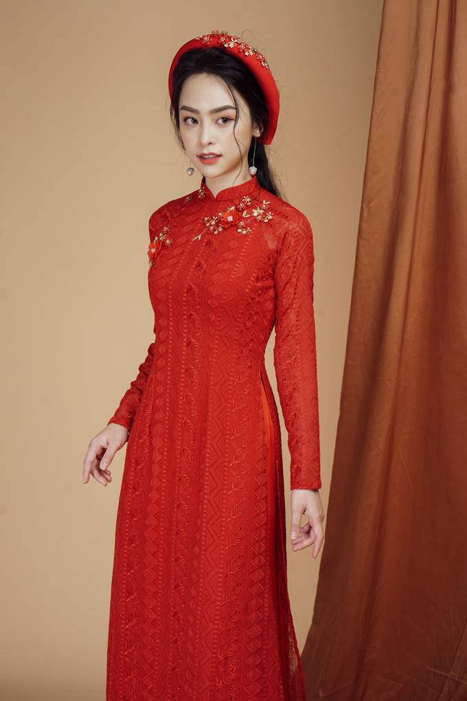 Do chất liệu vải đã đủ để làm điểm nhấn nên NTK chỉ điểm chút họa tiết và hoa 3D ở cầu vai để giúp tổng thể bộ cánh không trở nên rối mắt. Do chất liệu vải đã đủ để làm điểm nhấn nên NTK chỉ điểm chút họa tiết và hoa 3D ở cầu vai để giúp tổng thể bộ cánh không trở nên rối mắt.